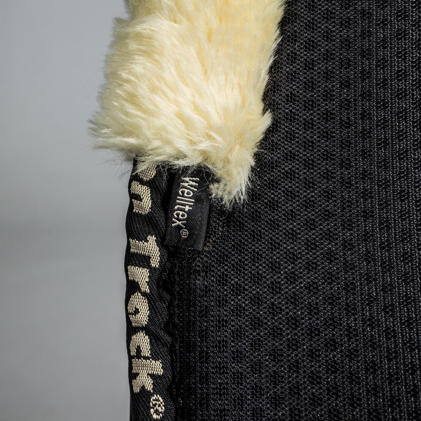 Impact sadelunderlag med kunstpels