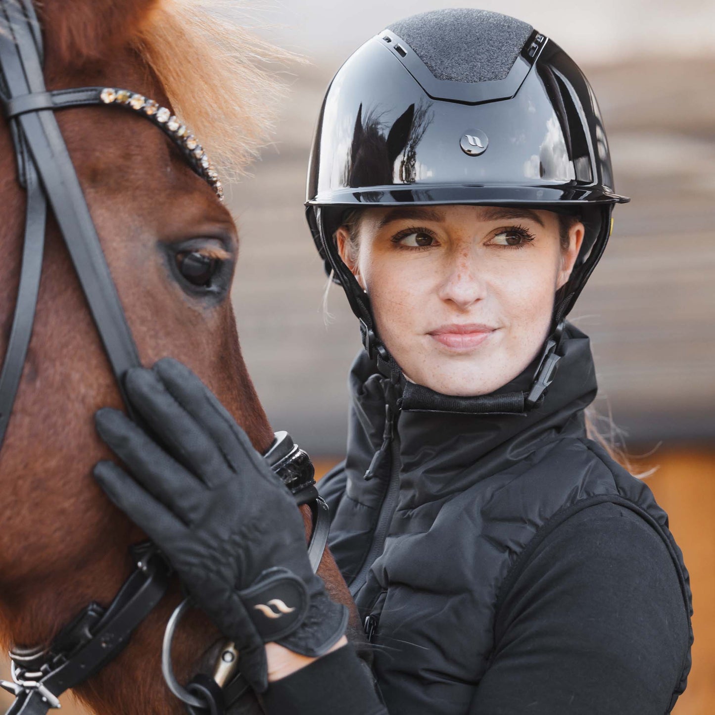 Caracas Glossy Ridhjälm